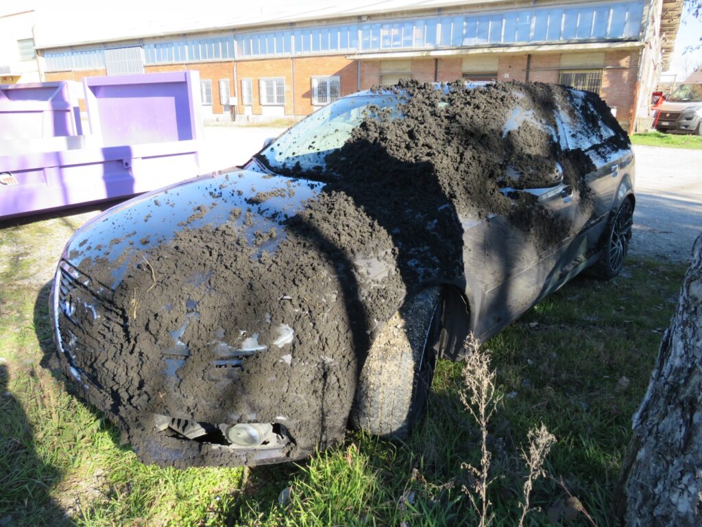 Fa un sorpasso azzardato, l’auto si ricopre di letame