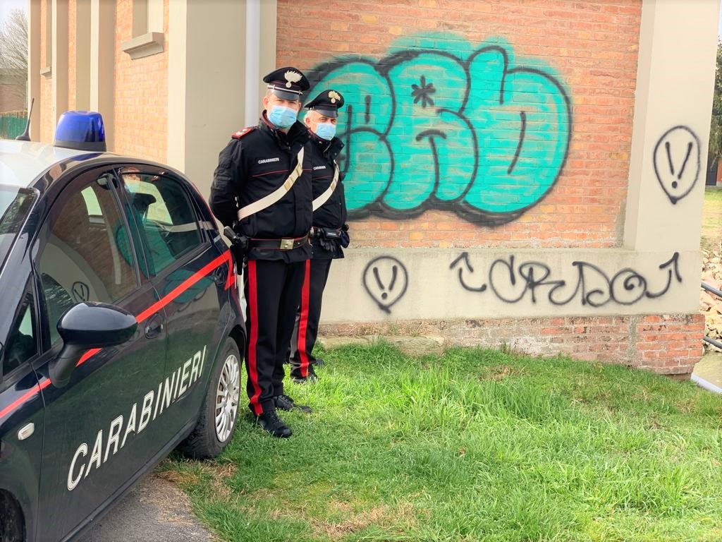 Graffiti sui muri e in un parco a Malalbergo: denunciato 18enne
