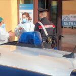 <strong>Non crede al tampone positivo del figlio e aggredisce i sanitari</strong>