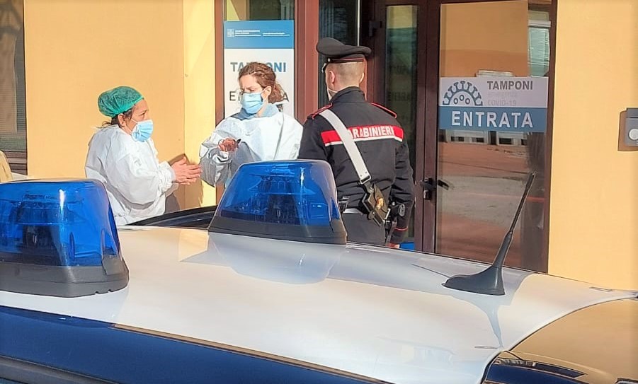 <strong>Non crede al tampone positivo del figlio e aggredisce i sanitari</strong>