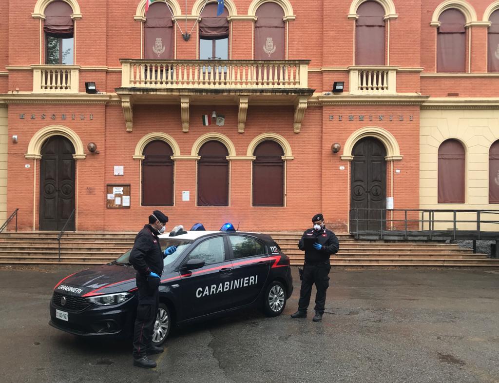 Violenta lite in casa, 51enne aggredisce moglie con una sedia: arrestato