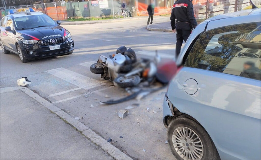 Ruba scooter e si scontra con auto: giovane in prognosi riservata