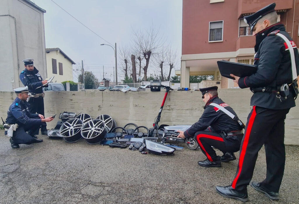 Auto ‘cannibalizzate’ dai ladri, carabinieri e polizia locale scoprono deposito con refurtiva a Bologna