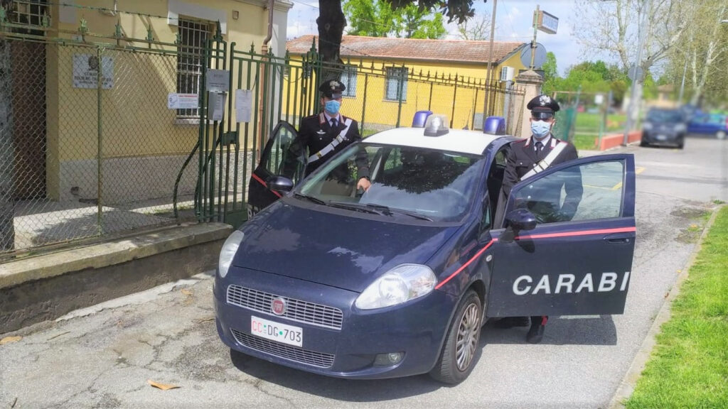 Aggredisce la compagna per gelosia e minaccia di uccidere i cani, arrestato dai carabinieri