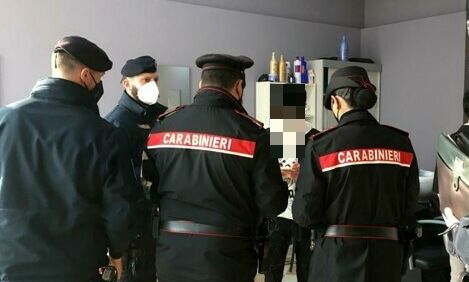 Carabinieri scoprono parrucchiere ‘no pass’, multati gestori e cliente