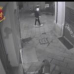 Aggrediscono gruppo di amici in centro a Bologna: due minori in comunità