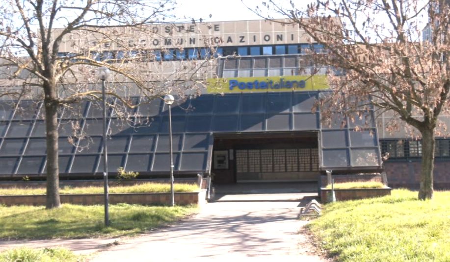 Pretende di entrare in Posta senza mascherina e senza Green pass: multata e denunciata