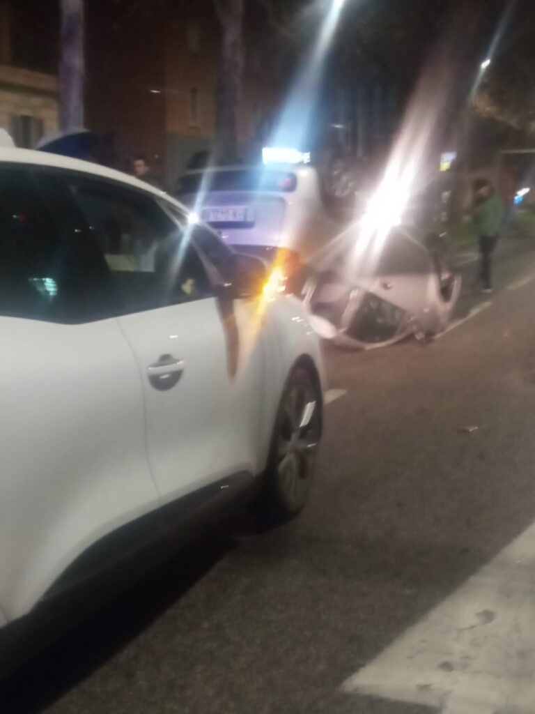 Auto si ribalta in viale Pichat: ferito conducente 28enne
