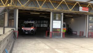 Cade da cavallo durante una lezione, 14enne ricoverata al Maggiore