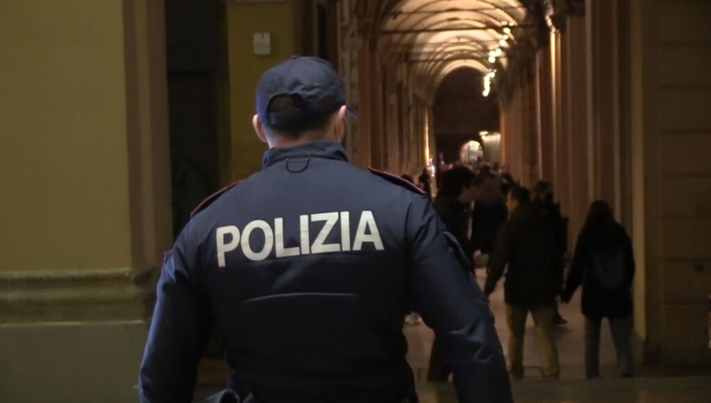 Botte alla fidanzata in un bar della zona universitaria, arrestato 26enne