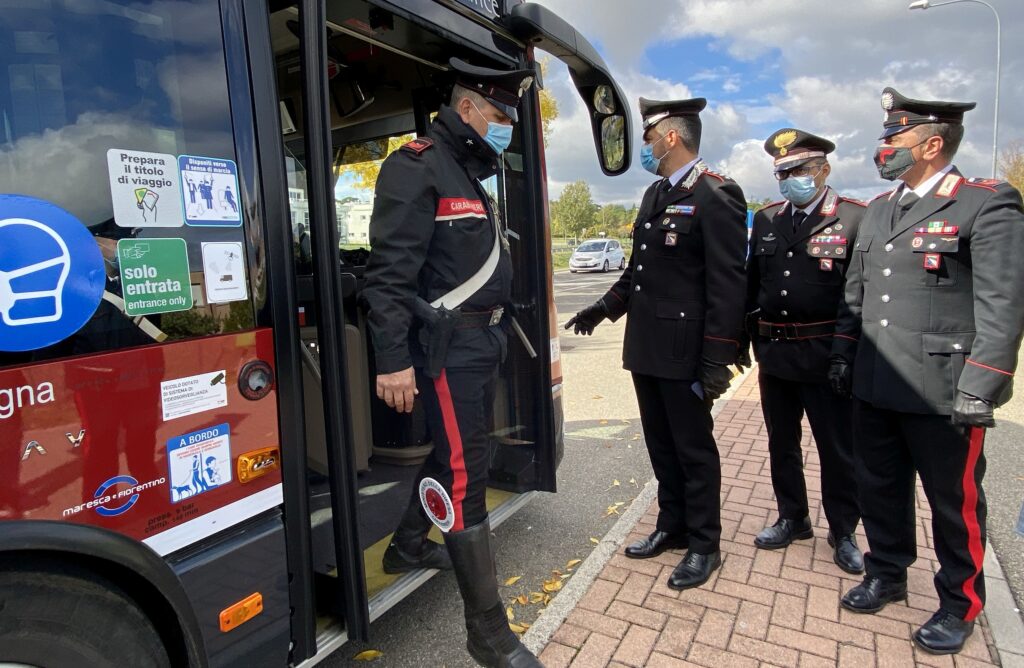 Blocca autobus e spruzza spray urticante per difendere il fidanzato che rischia la multa