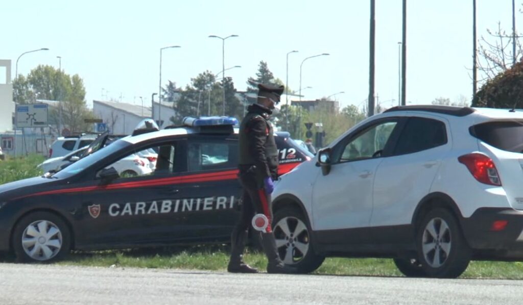 Senza patente, fugge in auto dopo una lite con i genitori