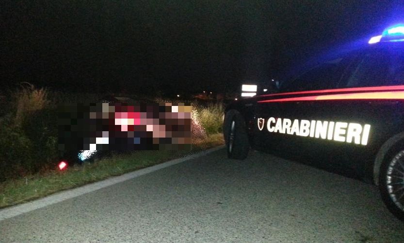 Finisce nel fosso con la macchina del datore di lavoro, era ubriaco e senza patente