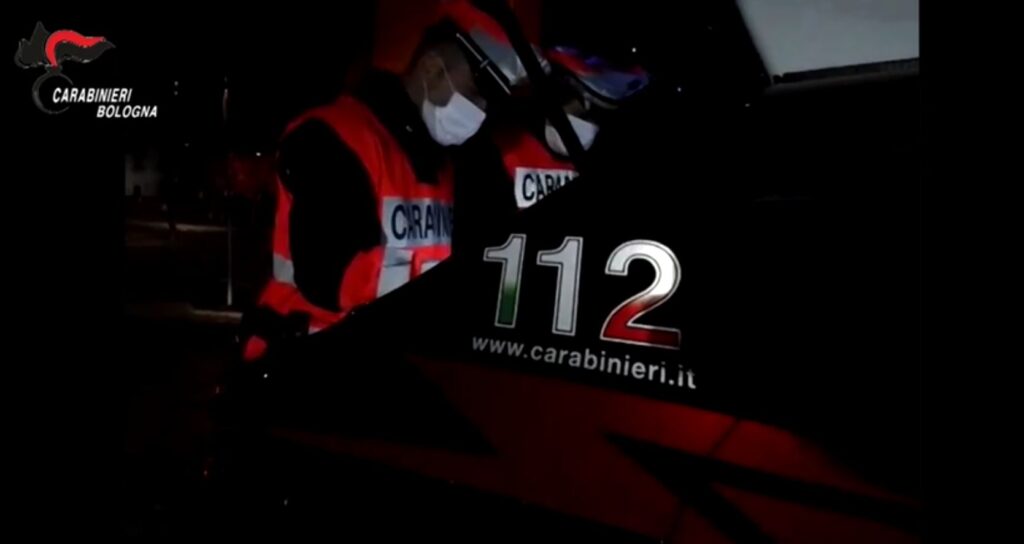 Gli offrono birra e panino, lui mangia ma poi li minaccia