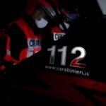 Gli offrono birra e panino, lui mangia ma poi li minaccia