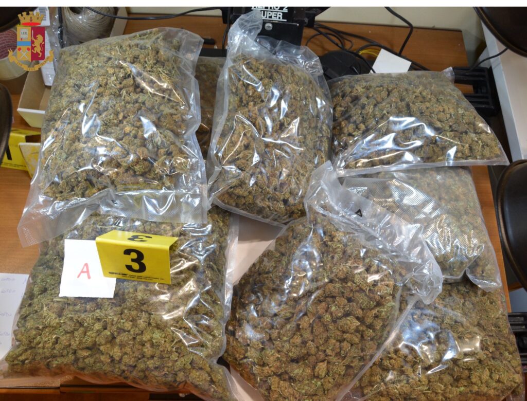 Spaccia in albergo, ma a casa nasconde 5 kg di droga