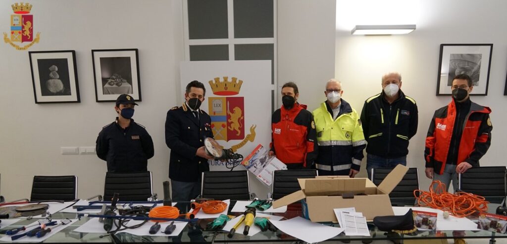 La polizia dona attrezzi sequestrati a ladri d’appartamento