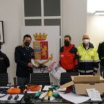 La polizia dona attrezzi sequestrati a ladri d’appartamento