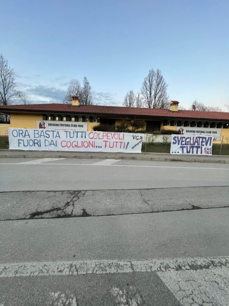 I tifosi del Bologna contestano la società, squadra e allenatore, dopo la sconfitta all’Olimpico