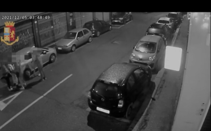 Rapinarono e molestarono ragazza: tre arresti