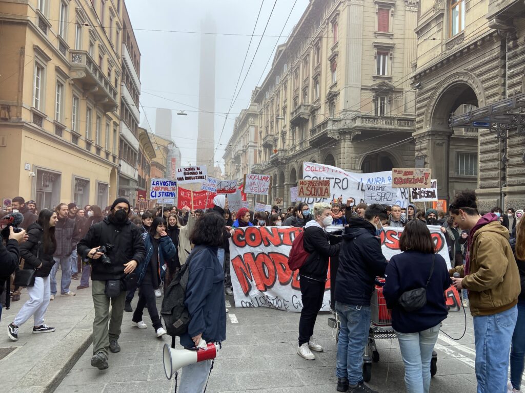 Scuola: corteo di studenti, spintoni davanti a Usr