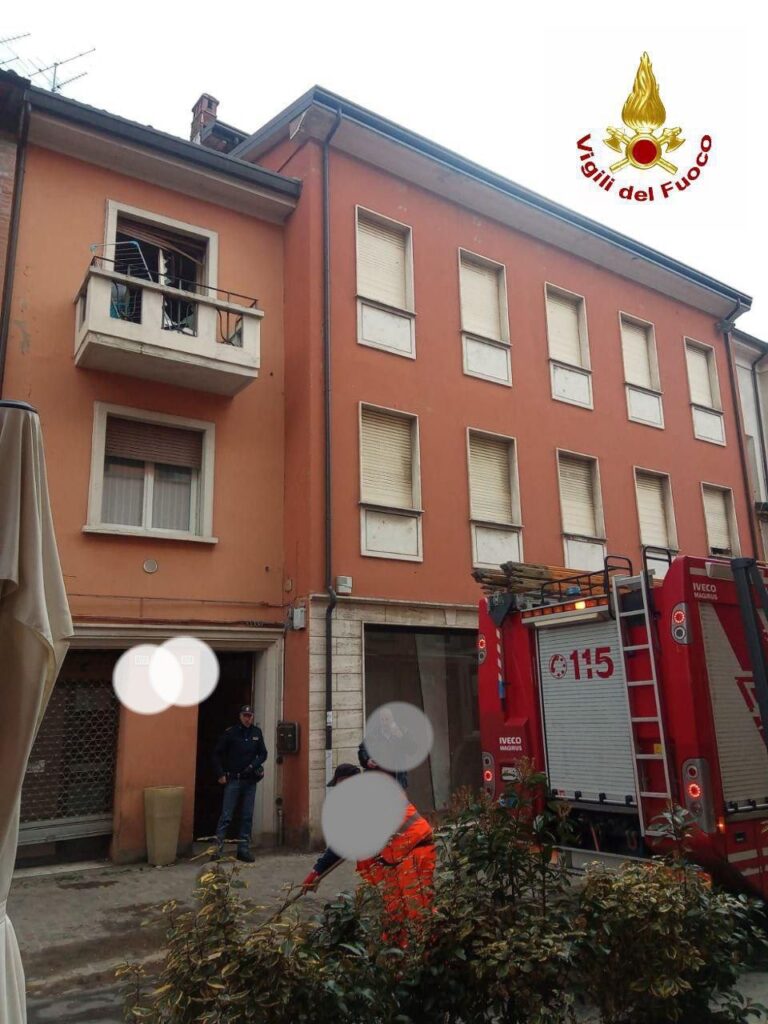 Esplosione in appartamento a Imola, un ferito. Salvati anche i gatti