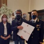 Controllo in via Mondo: in aiuto di un agente interviene un residente