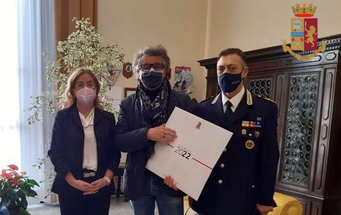 Controllo in via Mondo: in aiuto di un agente interviene un residente