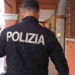 Si presenta a casa della ex una settimana dopo l’arresto per maltrattamenti