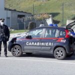 Dopo lite in un bar, per vendicarsi aggrediscono 25enne: denunciati