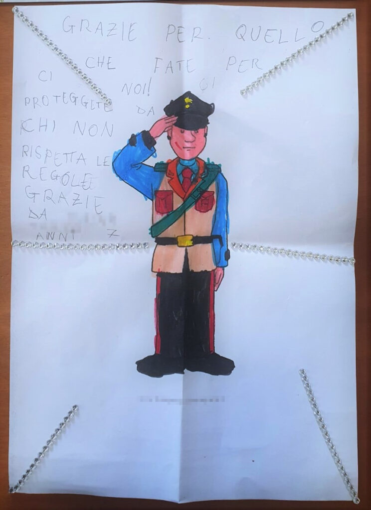 Bimba si taglia i capelli di nascosto e chiede scusa ai genitori e ai carabinieri