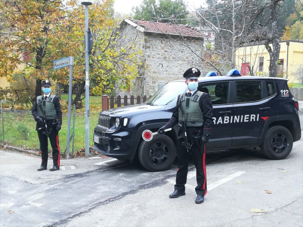 Danneggia un ristorante e minaccia di morte i carabinieri: arrestato