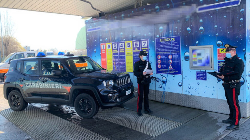 Tenta di lavare lo scooter ‘a sbafo’: 17enne nei guai