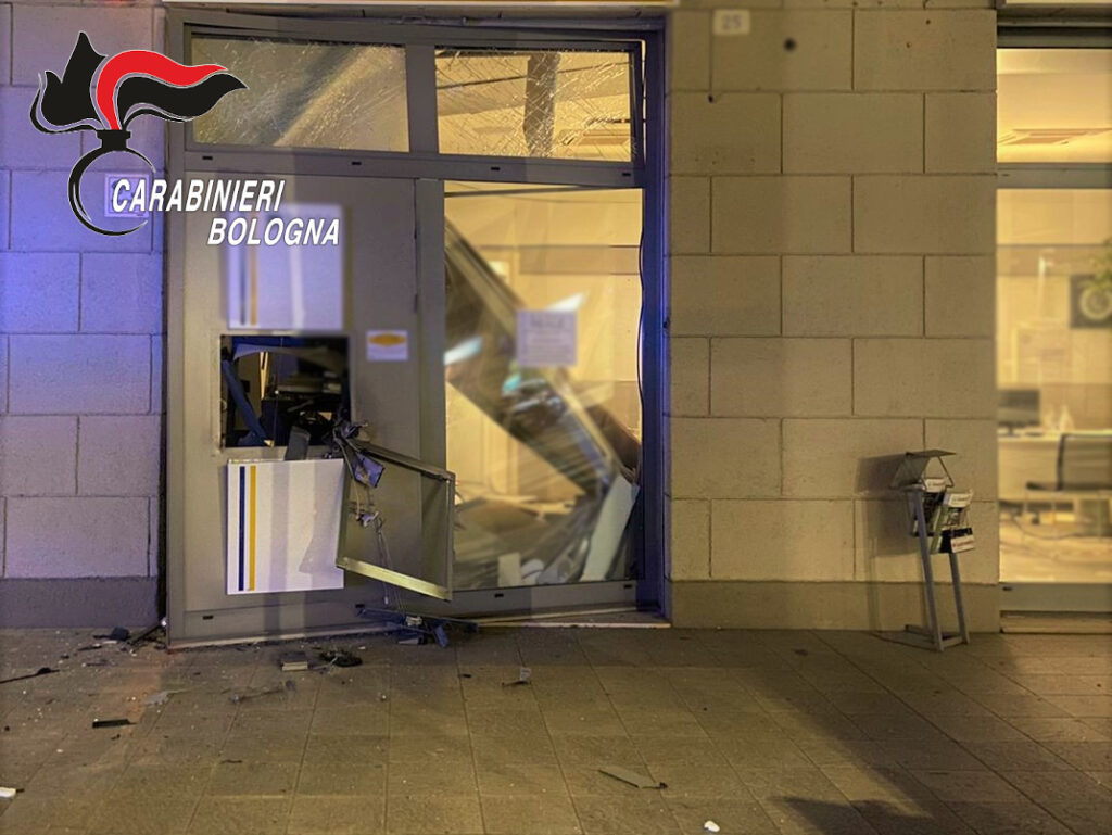 Fanno esplodere bancomat a Casalecchio di Reno, ladri fuggono con il denaro