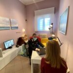 Minaccia e aggredisce la compagna davanti ai figli piccoli: arrestato un 45enne