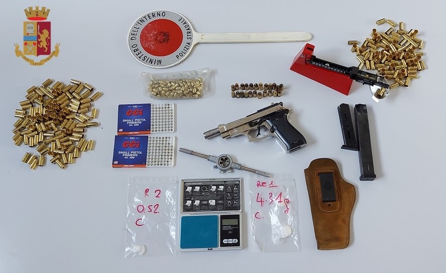 Furti di veicoli commerciali, arrestato 60enne. A casa nascondeva un piccolo arsenale