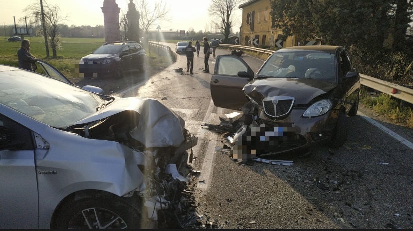 Scontro tra tre auto e uno scooter a Castenaso