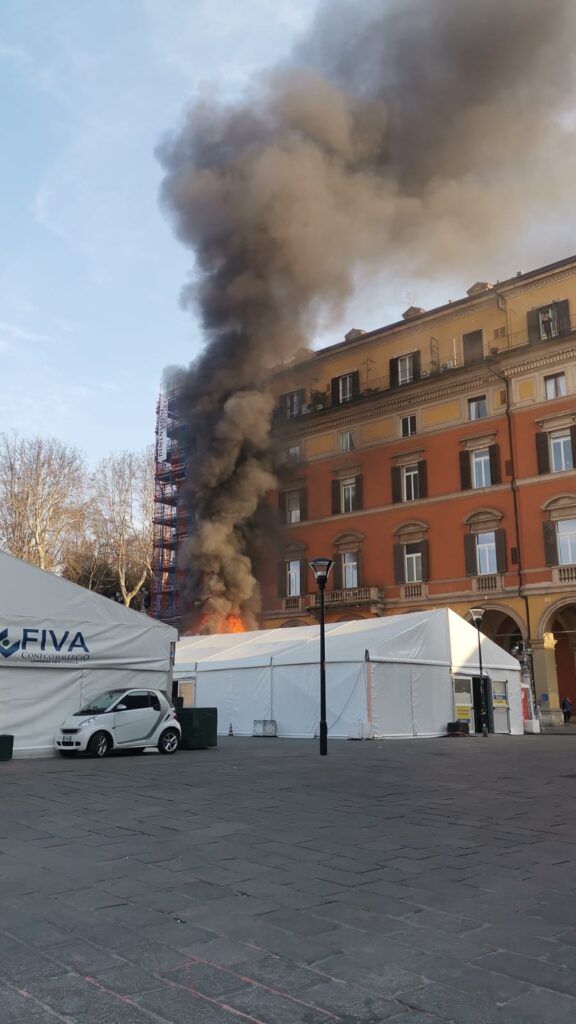 Incendio in Piazza XX Settembre: danneggiato hub accoglienza profughi