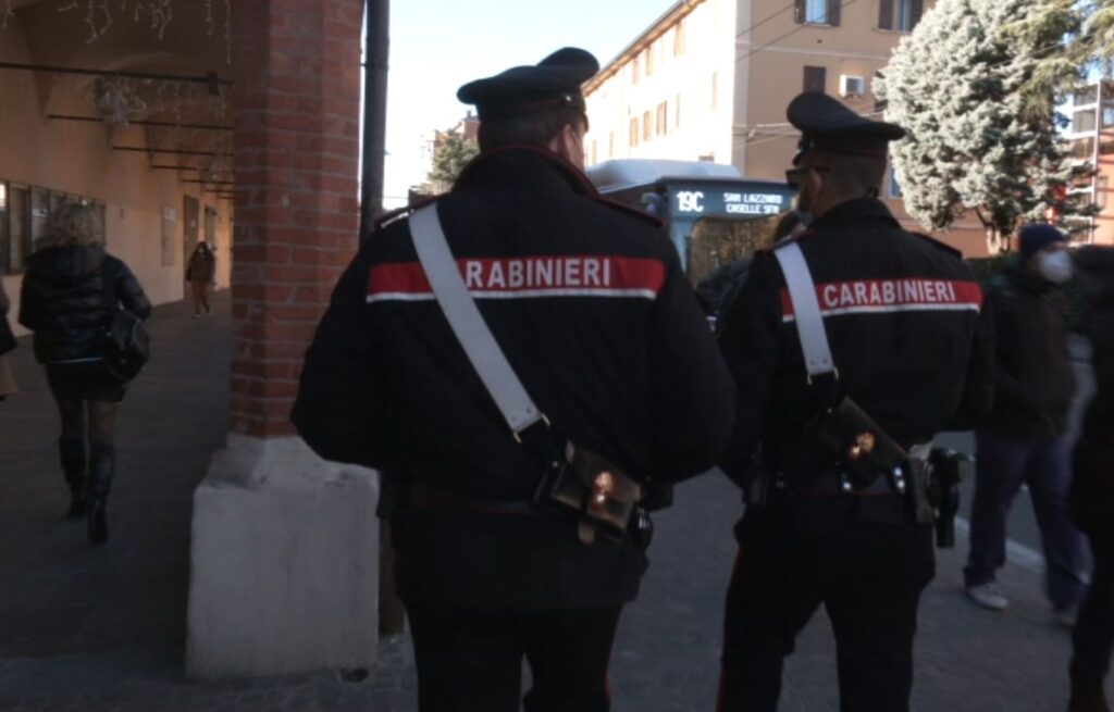 Fa sparire sigarette dalla tabaccheria dove lavora, denunciato