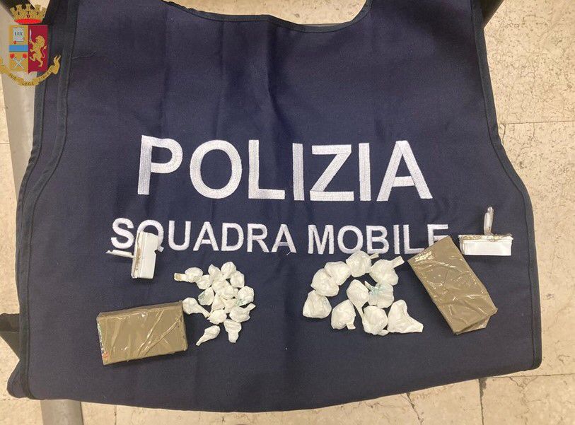 Spacciatore tenta la fuga in bici, inseguito e arrestato dalla polizia