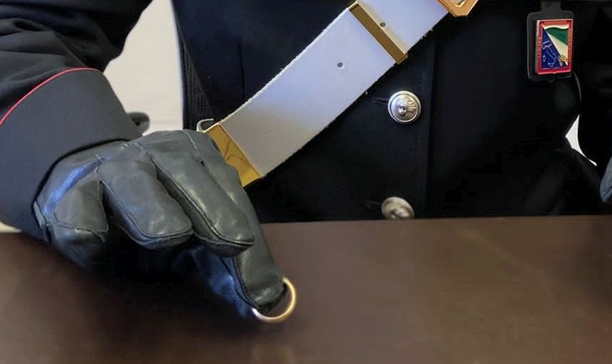 Corriere trova a terra una fede nuziale, i carabinieri rintracciano il proprietario
