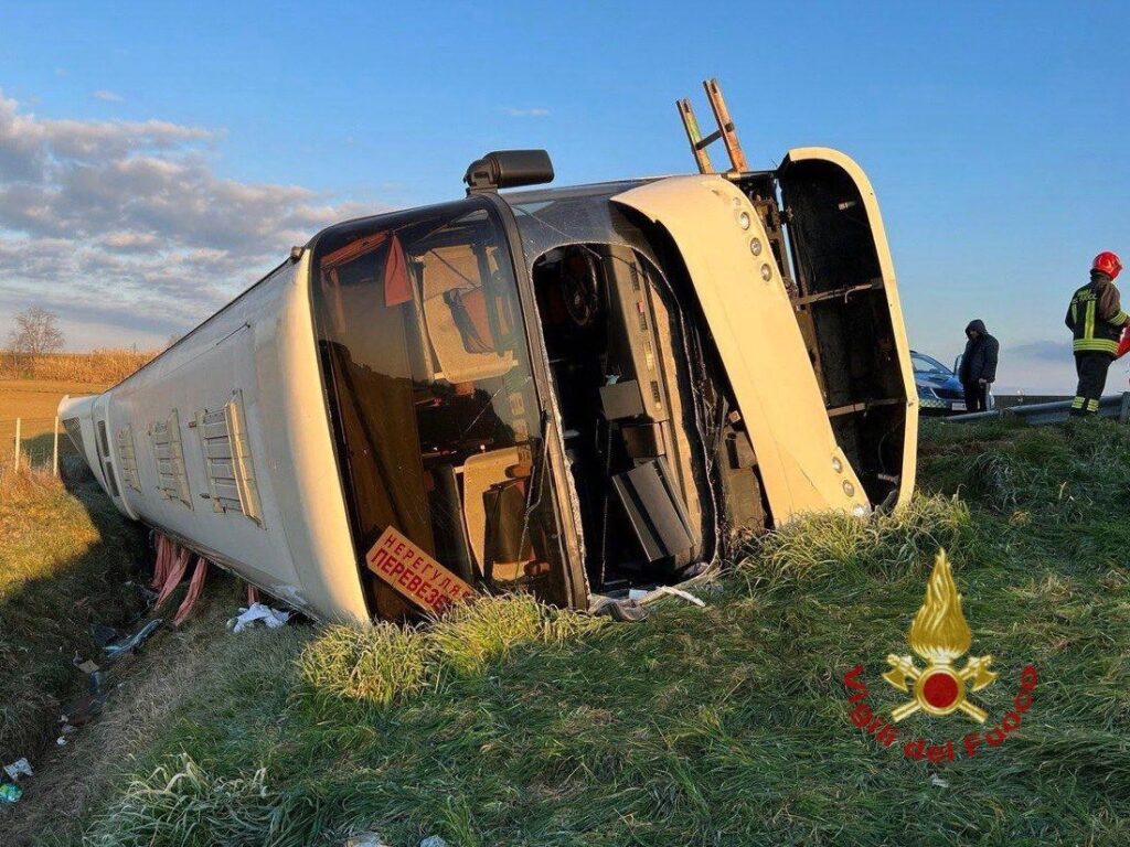 Pullman di profughi ucraini si schianta in A14, morta una mamma di 32 anni