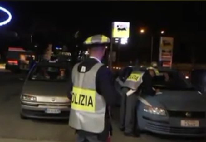 Rapinato da ‘amici’ con cui doveva uscire: tre arresti