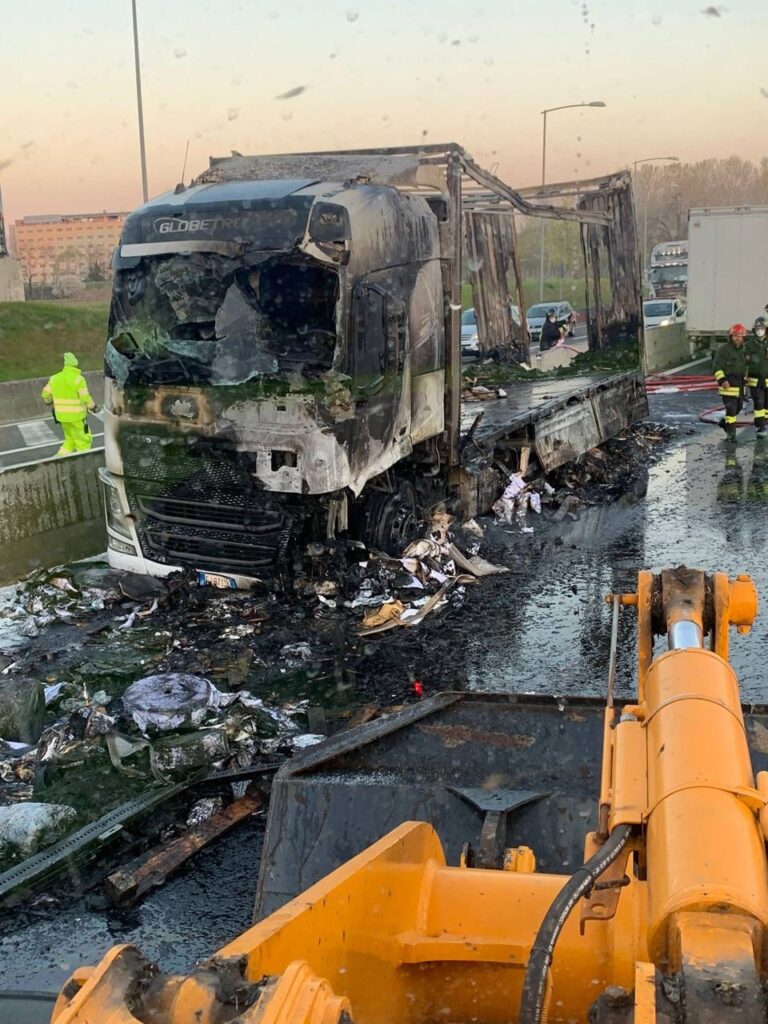 Incendio di un mezzo pesante in A14, traffico in tilt in mezza città