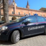 Buttano a terra una 85enne per rapinarla, denunciati due minori