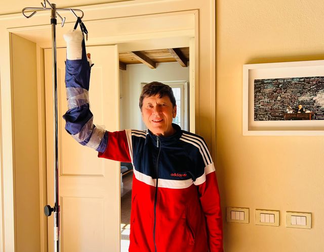 Gianni Morandi operato alla mano: ‘Ci vuole pazienza, per ora tutto bene’