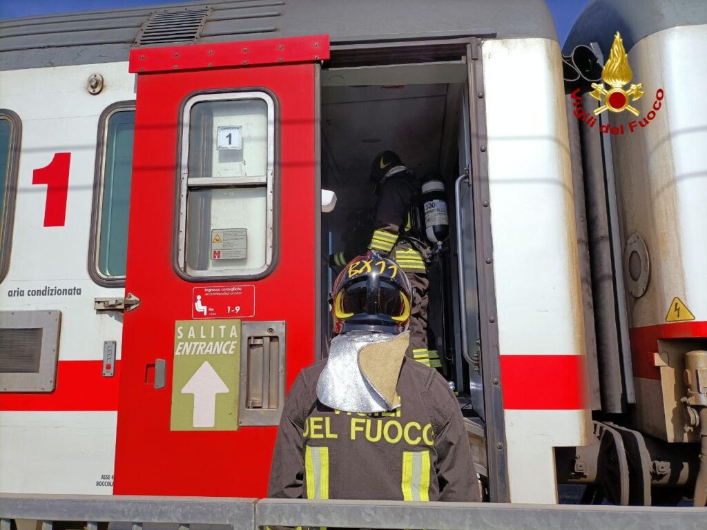 Incendio allo scalo ferroviario Ravone: a fuoco quadro elettrico