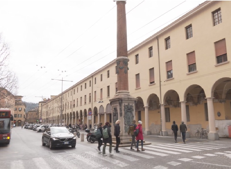 Rappresentante di gioielli rapinato in pieno giorno nel centro di Bologna