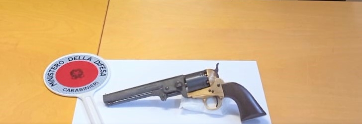 Nasconde una pistola nel bagagliaio dell’auto: 23enne arrestato