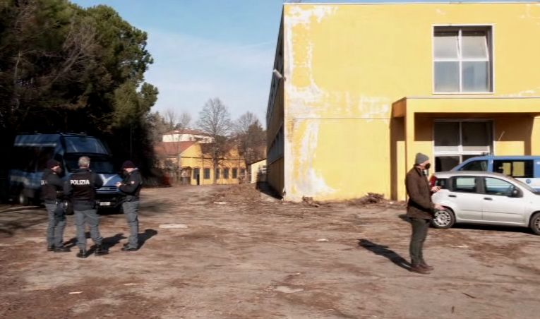 Spacciatore ferisce due agenti alla ex Stamoto, arrestato